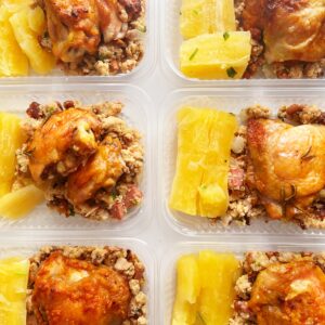 Sobrecoxa assada (130g), aipim rústico e feijão tropeiro com defumados (220g) – prato sem glúten/lactose