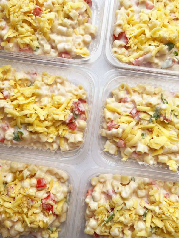 Vegetariana 🌱 Mini macarrão ao molho caprese cremoso - prato sem glúten (350g)