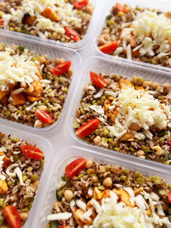 Salada Caprese: grãos, filé de peito assado, azeite extra virgem, manjericão, tomate cereja e mussarela de búfala - prato sem glúten (300g)