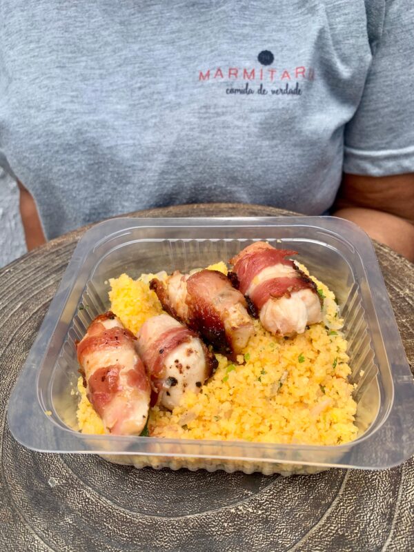 Porção – cuscuz com mini medalhões de frango e bacon (200g)