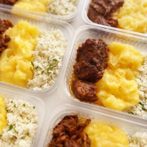 Costela desmanchando (120g),  aipim rústico (150g), arroz (80g) – prato sem glúten