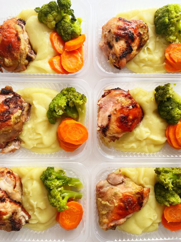 Frango de padaria (130g), cenoura e brócolis (70g), purê de batatas (150g) - prato sem glúten