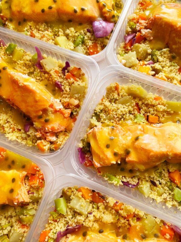 Filé de salmão ao molho de maracujá (150g) com couscous marroquino e legumes (200g) - prato sem lactose