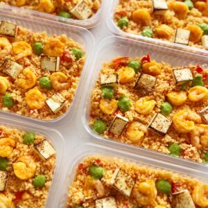 APENAS 24h NO VALOR DO KIT 🗣️ Salada de camarão, couscous marroquino, tomates frescos, coalho maçaricado e pesto de rúcula – 300g