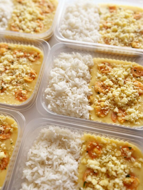 Creme de aipim com camarões ao provolone (220g), arroz branco (130g) – prato sem glúten