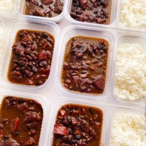 Feijoada – feijão preto com carnes (220g), arroz branco (130g) – prato sem glúten/lactose