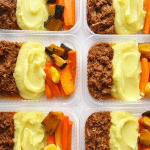 Carne de panela (120g), purê de mandioquinha (150g), legumes (80g) – prato sem glúten/lactose