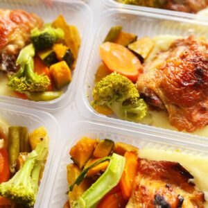 Frango de padaria (130g), legumes (80g), purê de batata (140g) – prato sem glúten