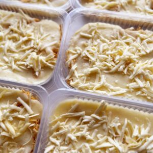 Escondidinho de frango (130g),  aipim com coalho (220g) – prato sem glúten