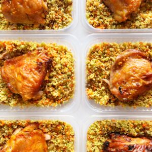 Sobrecoxa assada (130g), salada com couscous marroquino e molho pesto (170g)
