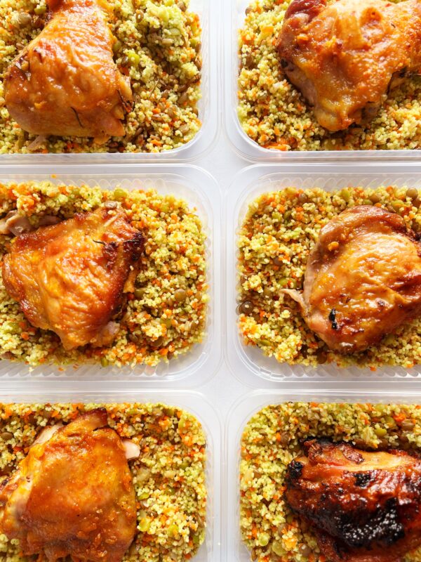 Sobrecoxa assada (130g), salada com couscous marroquino e pesto de ervas (170g) - prato sem lactose