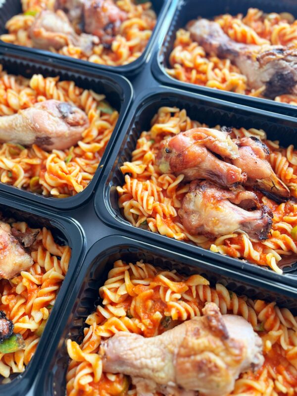 Frango assado com massa mediterrânea (molho de tomate, azeitonas, manjericão e 🌶️ calabresa) - prato sem glúten/lactose (350g)