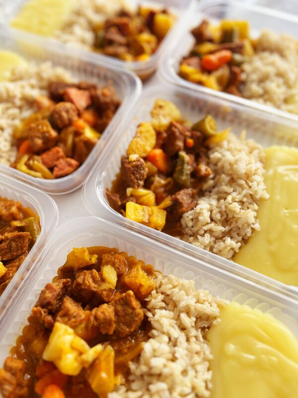Carne, defumados e legumes (160g), purê de batata (110g), arroz integral (80g) - prato sem glúten