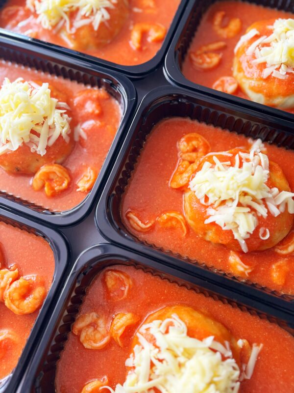 NOVIDADE! Nhocão de batata doce recheado com requeijão, molho de tomate com camarões e mozzarela - (350g)