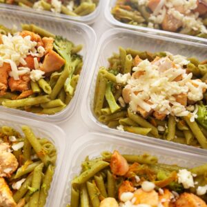 Salada de macarrão de espinafre, filé de frango assado, molho pesto, brócolis, cenoura e queijo minas – prato sem glúten (300g)