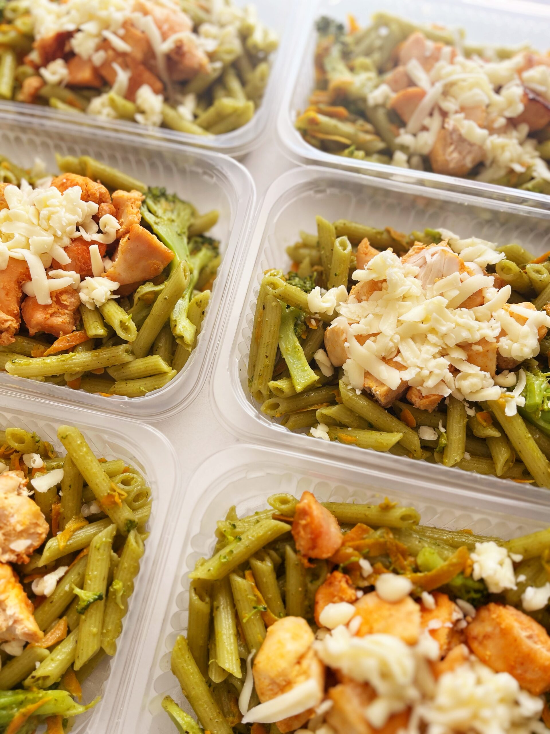 Salada de macarrão de espinafre, filé de frango assado, molho pesto, brócolis, cenoura e queijo minas - prato sem glúten (300g)