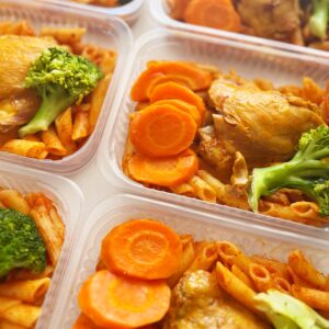 Sobrecoxa cozida (130g), macarrão (160g), cenoura e brócolis (60g) – prato sem glúten/lactose