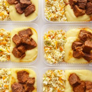 Lombo de panela (100g), purê queijudo (130g), arroz com brócolis e cenoura (120g) – prato sem glúten