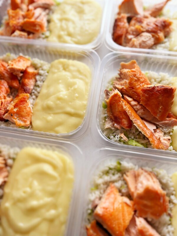 APENAS 24h NO VALOR DO KIT! ⚠️ Salmão ao forno (90g), arroz com brócolis (80g), purê de batata (150g) - prato sem glúten
