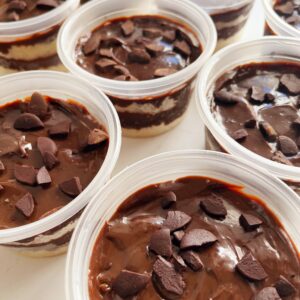 Bolo de laranja com brigadeiro de panela e nibs de cacau – sem glúten/zero lactose – aprox. 180g