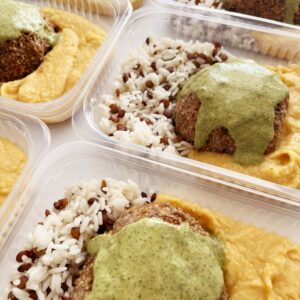 Quibe de carne com quinoa ao pesto de hortelã (150g), purê de grão de bico (130g), arroz com lentilha (70g)