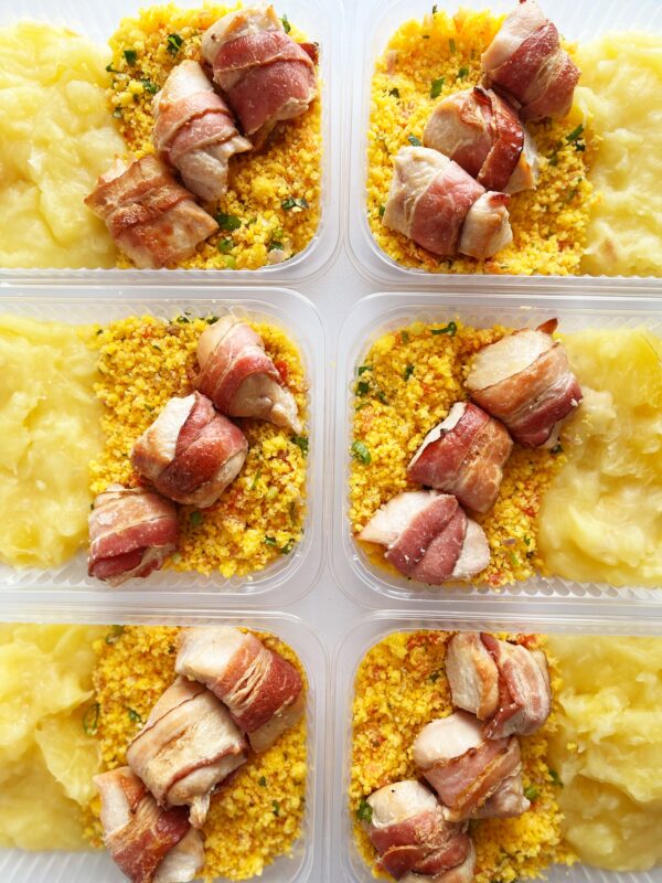 NOVIDADE! Mini medalhão de frango e bacon (100g), farofa de cuscuz (100g), aipim na manteiga (150g) - prato sem glúten