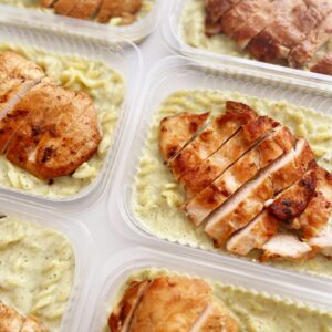 Frango grelhado (100g), massa ao molho cremoso de brócolis (200g) – prato sem glúten