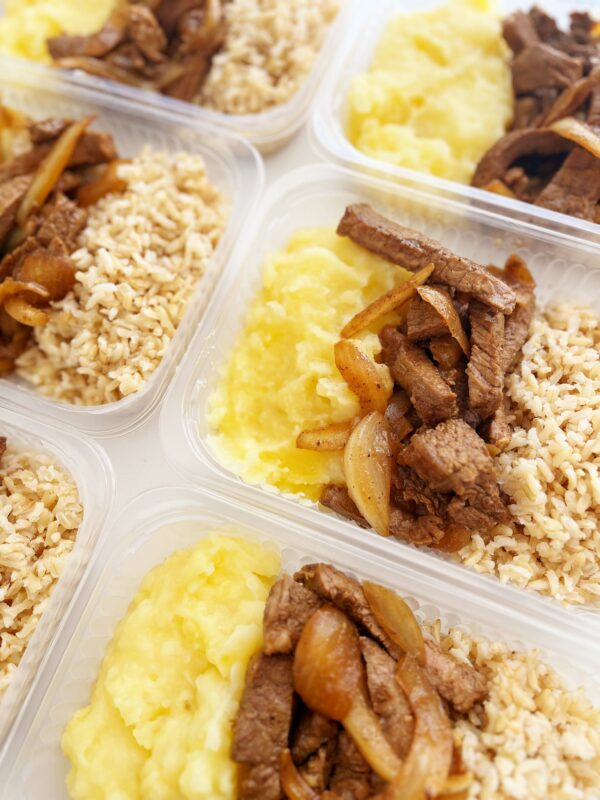 Filé especial acebolado (100g), purê rústico de batata (150g), arroz integral (100g) - prato sem glúten