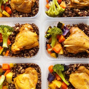 Sobrecoxa cozida (140g), mix de quinoa vermelha e arroz integral (130g), legumes (80g) – prato sem glúten/lactose