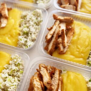 Frango grelhado (110g), purê de mandioquinha (150g), arroz com brócolis (90g) – prato sem glúten/lactose