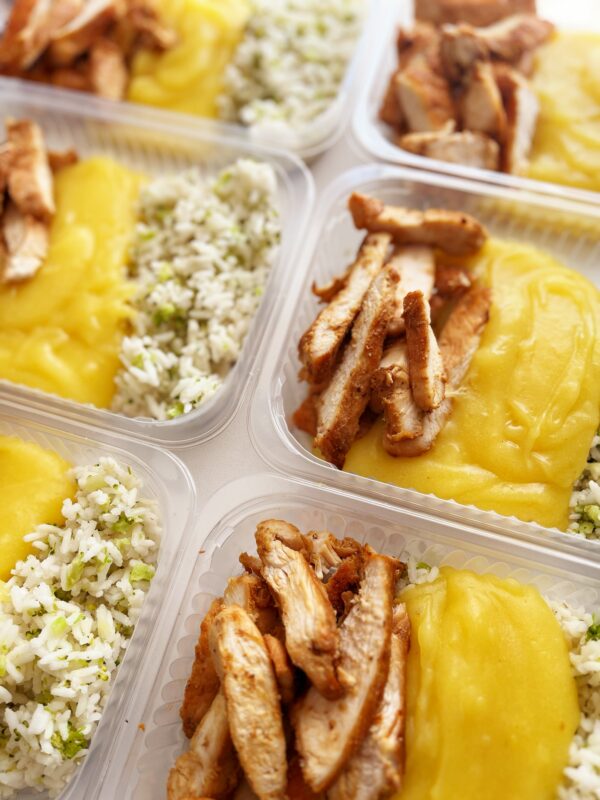 Frango grelhado (110g), purê de mandioquinha (150g), arroz com brócolis (90g) - prato sem glúten/lactose