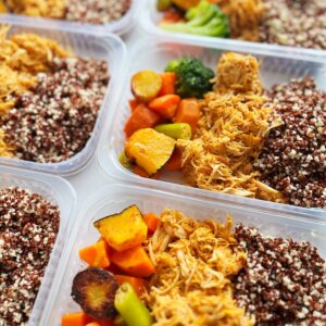 Frango desfiado (130g), mix de quinoa e couscous marroquino (80g), legumes (90g) – prato sem lactose
