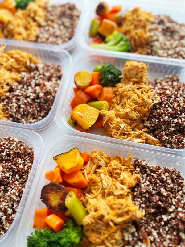 Frango desfiado (130g), mix de quinoa e couscous marroquino (80g), legumes (90g) - prato sem lactose