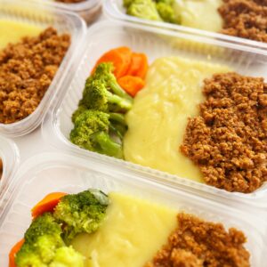 Carne moída (120g), purê de raízes (150g), legumes (80g) – prato sem glúten/lactose