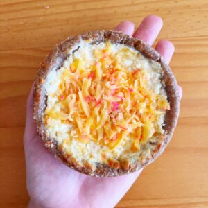 Quiche integral de queijo reino e damasco – aprox. 130g