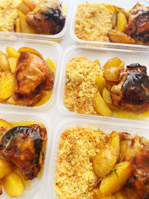 Sobrecoxa marinada na laranja (130g), batata rústica (120g), farofa com bacon e cenoura (100g) - prato sem glúten