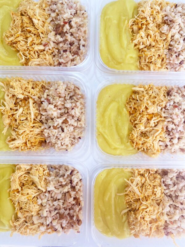 Frango desfiado (120g), purê de mandioquinha (150g), arroz integral (80g) – prato sem glúten/lactose