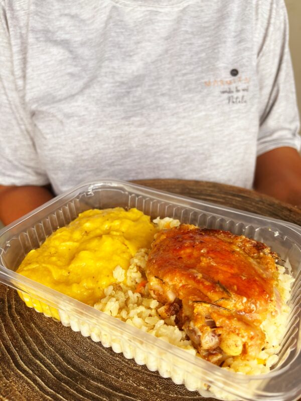 Frango de padaria (130g), purê de banana da terra (140g), arroz integral com cenoura (80g) - prato sem glúten/lactose