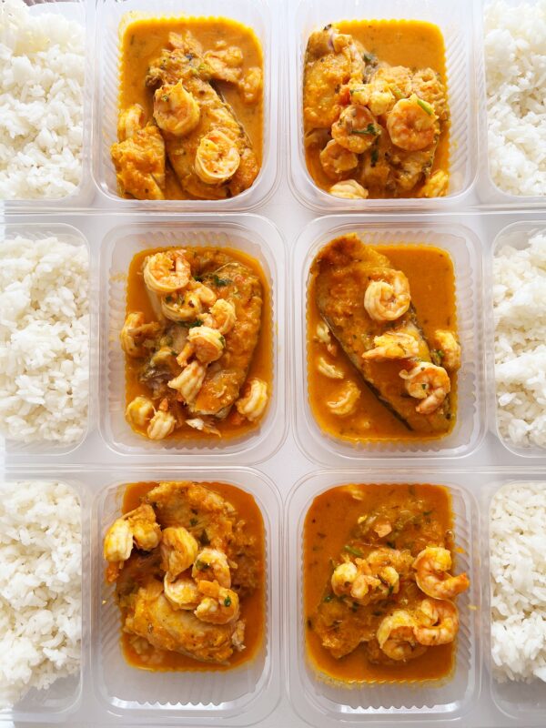 Moqueca de peixe e camarão (220g, peixe em posta, pode conter espinha), arroz branco (130g) - prato sem glúten/lactose