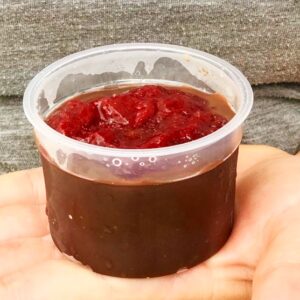 De colher! Brigadeiro ZERO LACTOSE com geléia artesanal de morango – aprox. 150g