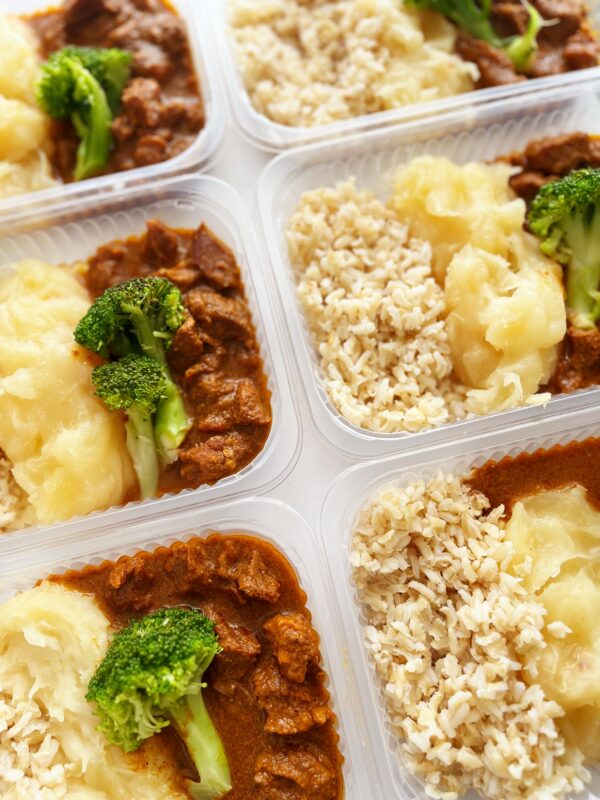 Carne de panela com brócolis (140g), arroz integral (60g), aipim rústico (150g) - prato sem glúten/lactose