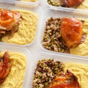 Sobrecoxa assada (130g), homus tahine (150g), salada de grãos (70g) – prato sem glúten/lactose