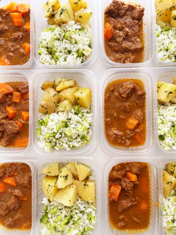 Carne de panela com cenoura (160g), arroz com brócolis (120g), batata sauté (70g) - prato sem glúten/lactose