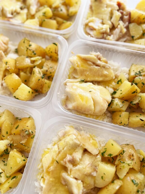 Tilápia ao molho de laranja (130g), batata sauté (140g), arroz branco (80g) - prato sem glúten