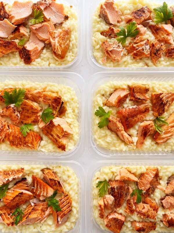 ESGOTA RÁPIDO! Salmão maçaricado (90g), risoto de limão siciliano (260g) - prato sem glúten