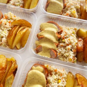 Filé suíno ao molho de mostarda (140g), arroz à grega (120g), batata rústica (90g) – prato sem glúten