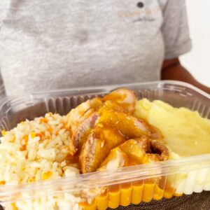 Filé suíno ao molho de mostarda e mel (150g), purê rústico (120g), arroz branco com cenoura (80g) – prato sem glúten/lactose