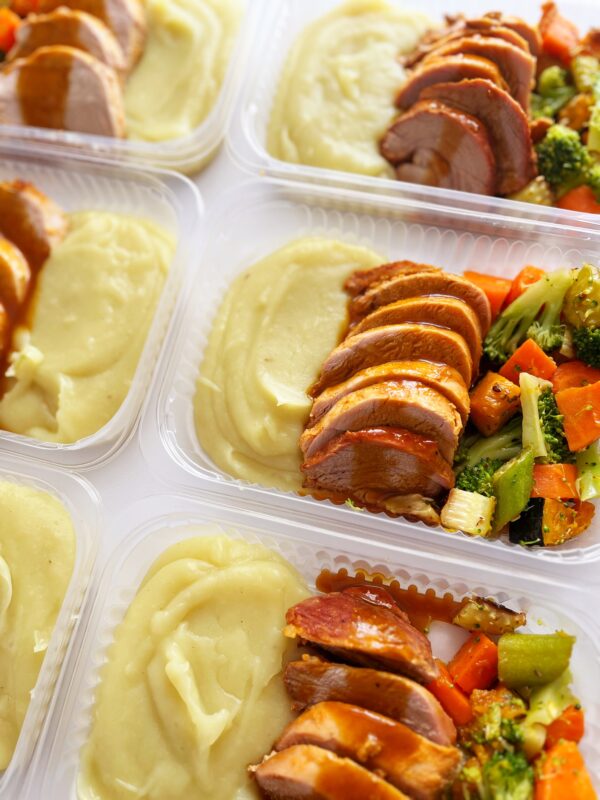 Filé suíno ao molho de mostarda e mel (130g), purê de batata doce (150g), legumes (70g) - prato sem glúten/lactose