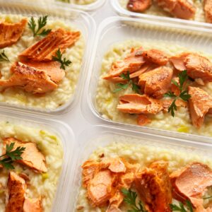 ESGOTA RÁPIDO! Salmão maçaricado (90g), risoto de alho poró (210g) – prato sem glúten
