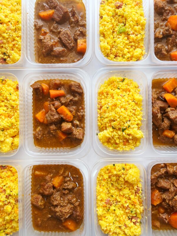 Carne de panela com cenoura (200g), farofa rica de cuscuz com defumados (150g) - prato sem glúten/lactose